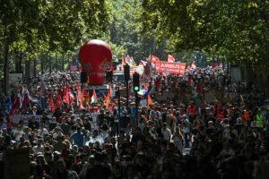 Sindicatos paralizan Francia: huelga masiva y enfrentamientos con la policía