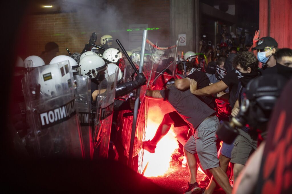 Represión en las calles serbias.