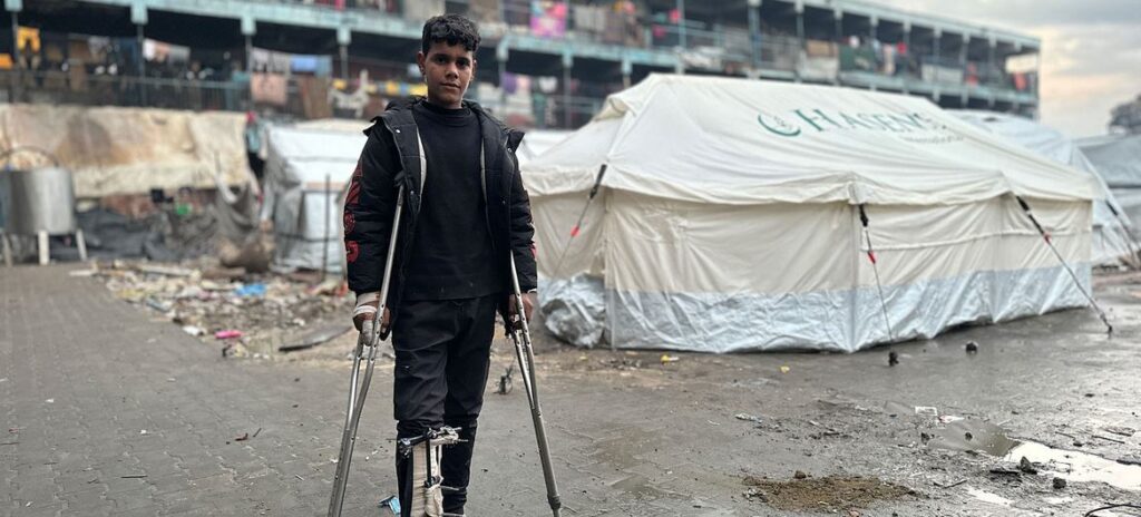 © UNRWA Un joven con discapacidad en un refugio temporal en Gaza. 