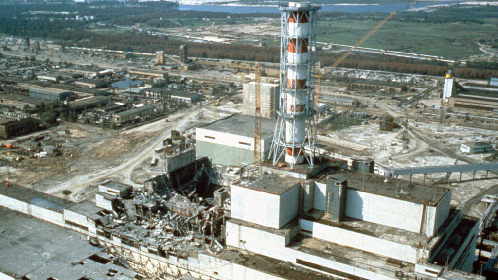 La central nuclear de Chernóbil se muestra aquí en mayo de 1986, pocas semanas después del desastre. (Crédito de la imagen: Igor Kostin/Laski Diffusion/Getty Images)
